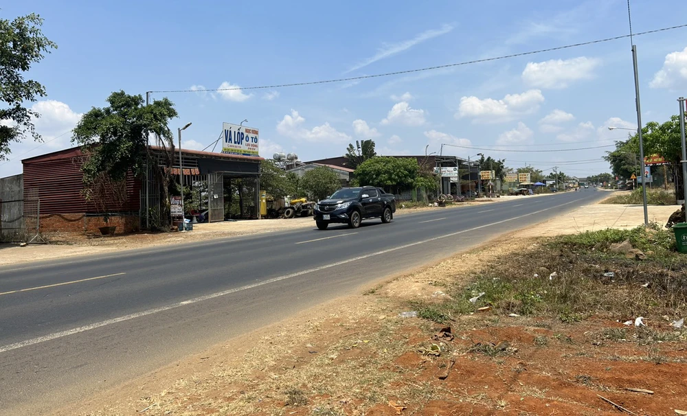 Khu dân cư đông đúc hình thành ở khu vực tạm giao 106 ha đất. Ảnh: VŨ LONG