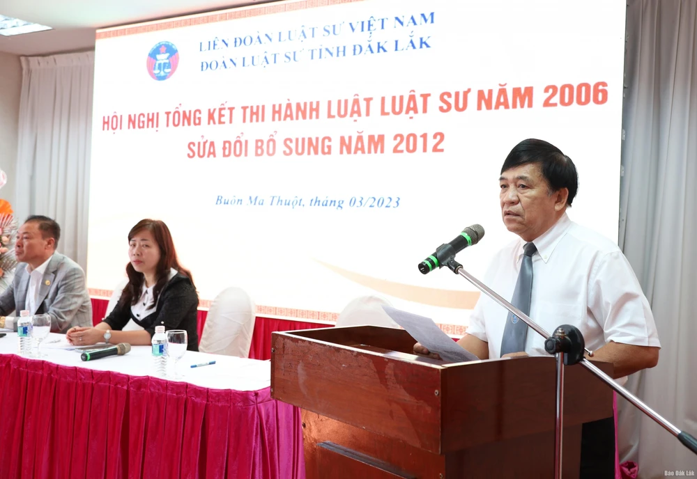 Luật sư Tạ Quang Tòng, Chủ nhiệm Đoàn Luật sư tỉnh Đắk Lắk phát biểu. Ảnh: LT