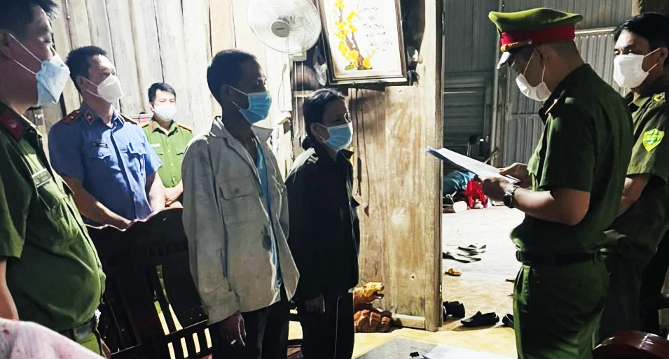 Cơ quan điều tra đọc lệnh khám xét, bắt bị can Dương Văn Trường. Ảnh: AX