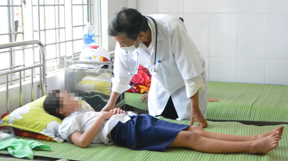 Một em học sinh được điều trị ở Trung tâm Y tế huyện Krông Ana. Ảnh: AX