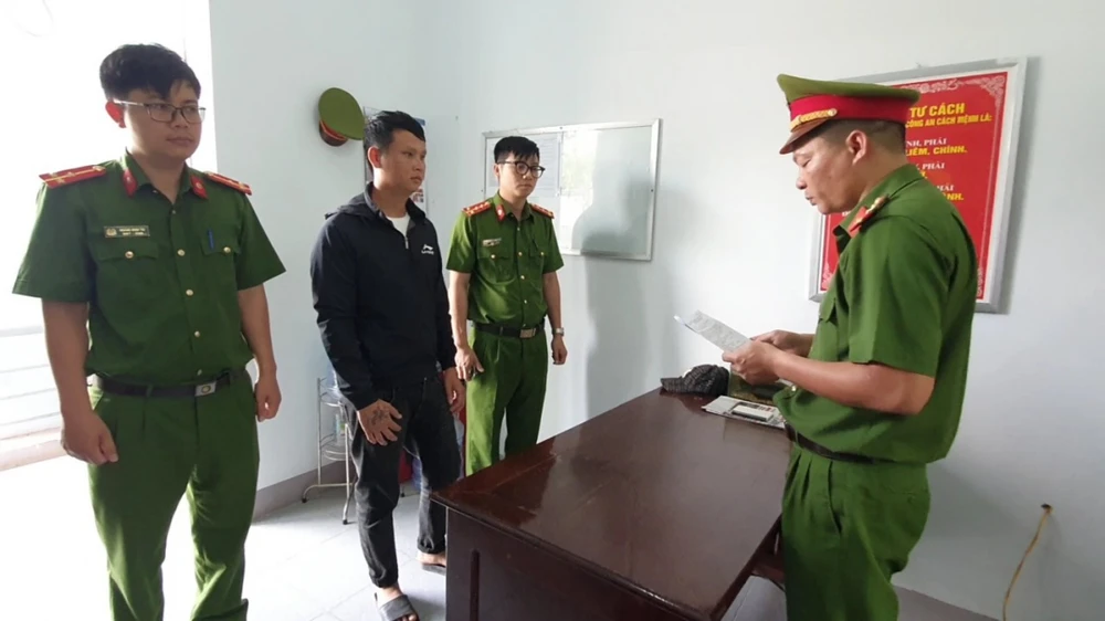 Cơ quan điều tra đọc lệnh bắt tạm giam Ngụy Như Hùng. Ảnh: AX