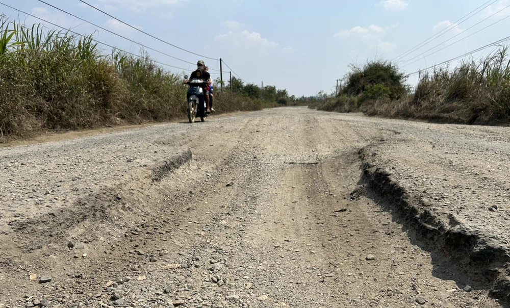 Về mùa khô sau khi nước đã rút, mặt đường hình thành một cái hố to, rộng giữa đường. Ảnh: LX