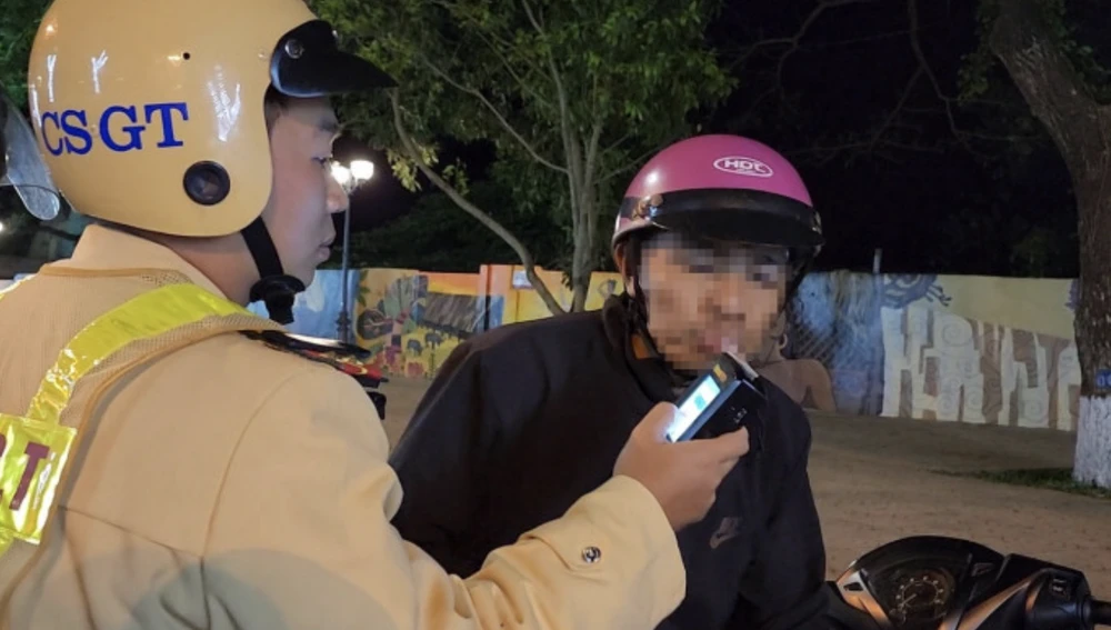 Lực lượng CSGT Công an tỉnh Đắk Lắk kiểm tra nồng độ cồn. Ảnh: NH Lực lượng CSGT Công an tỉnh Đắk Lắk kiểm tra nồng độ cồn