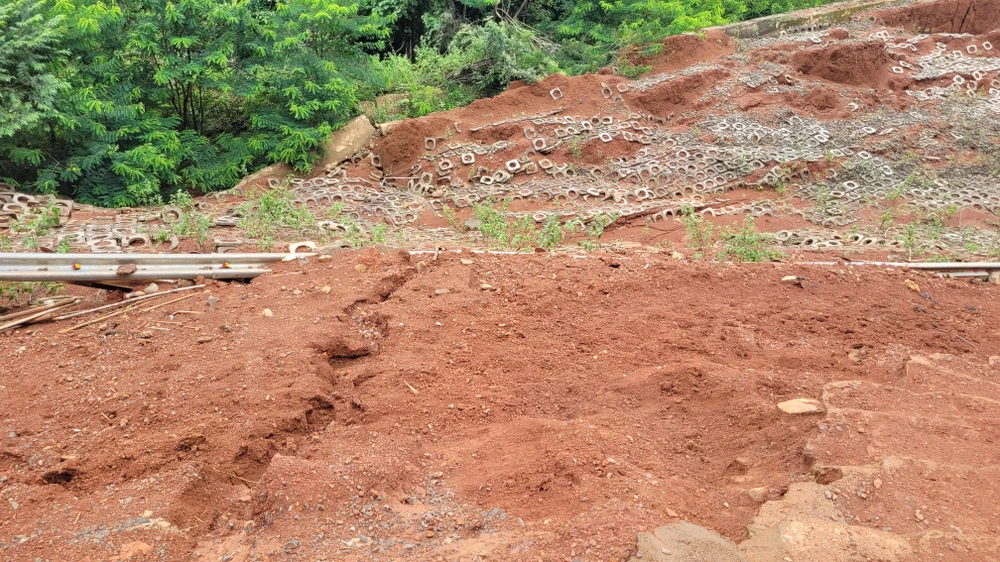 Đến nay cơ quan chức năng chưa khắc phục được sự cố sạt lở tại dự án. Ảnh: VŨ LONG