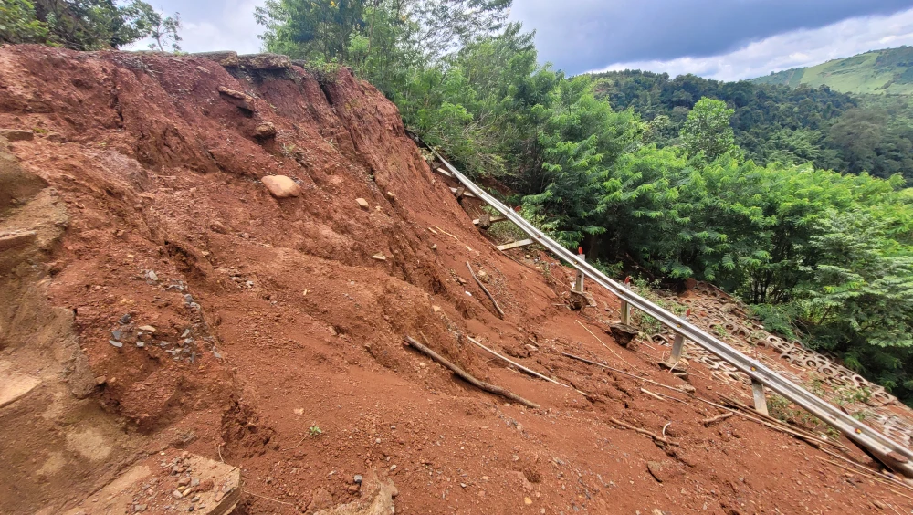 Khối đất đá khổng lồ bị kéo sụp xuống vực sâu. Ảnh: VŨ LONG