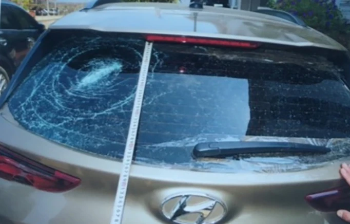 Phương tiện bị tấn công dẫn đến hư hỏng kính. Ảnh: CACC