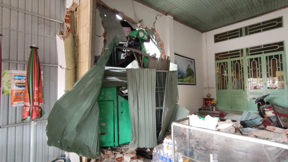 Xe khách tông thẳng vào nhà dân. Ảnh: LK