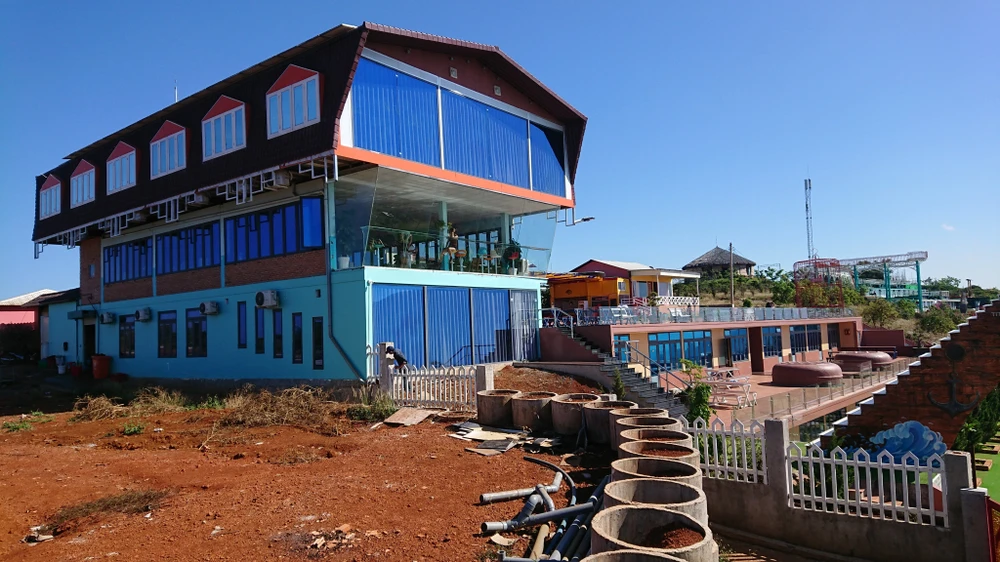 "Nhà chú Đông" một khu du lịch tự phát ở huyện Đắk Glong. Ảnh: VŨ LONG