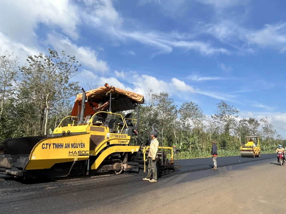 Nhà thầu thi công dự án đường Hồ Chí Minh đoạn tránh Đông TP Buôn Ma Thuột. Ảnh: VŨ LONG