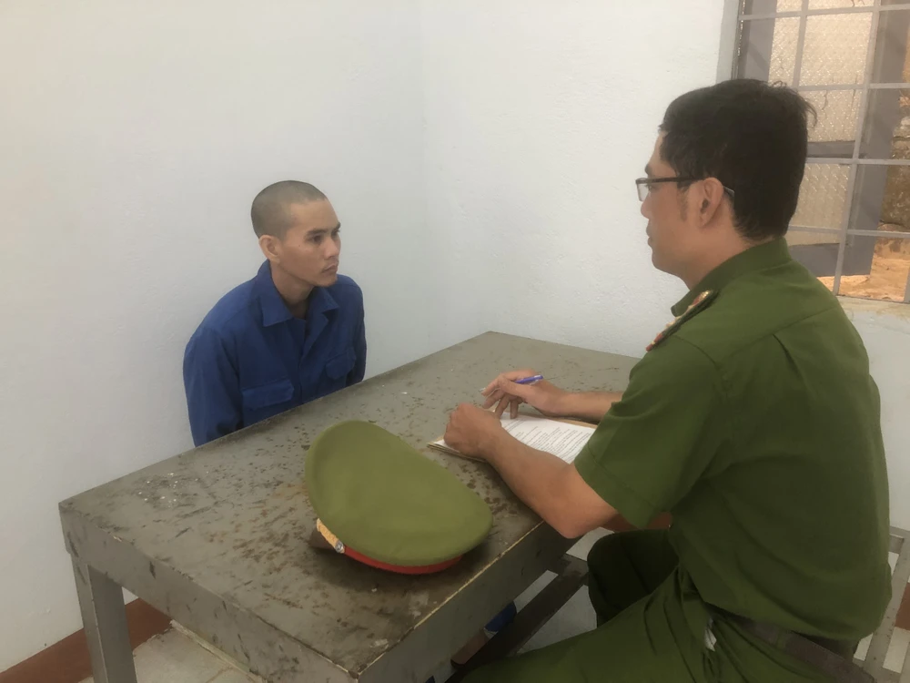 Lê Cẩm Hoàng tại cơ quan công an. Ảnh: MQ