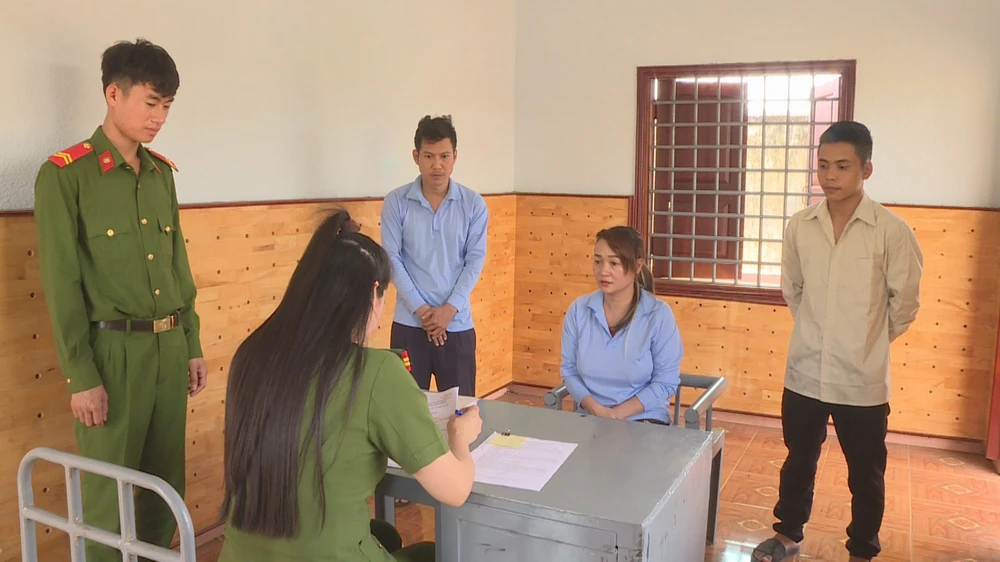 Công an làm việc với Nguyễn Thị Hoa. Ảnh: SĐ