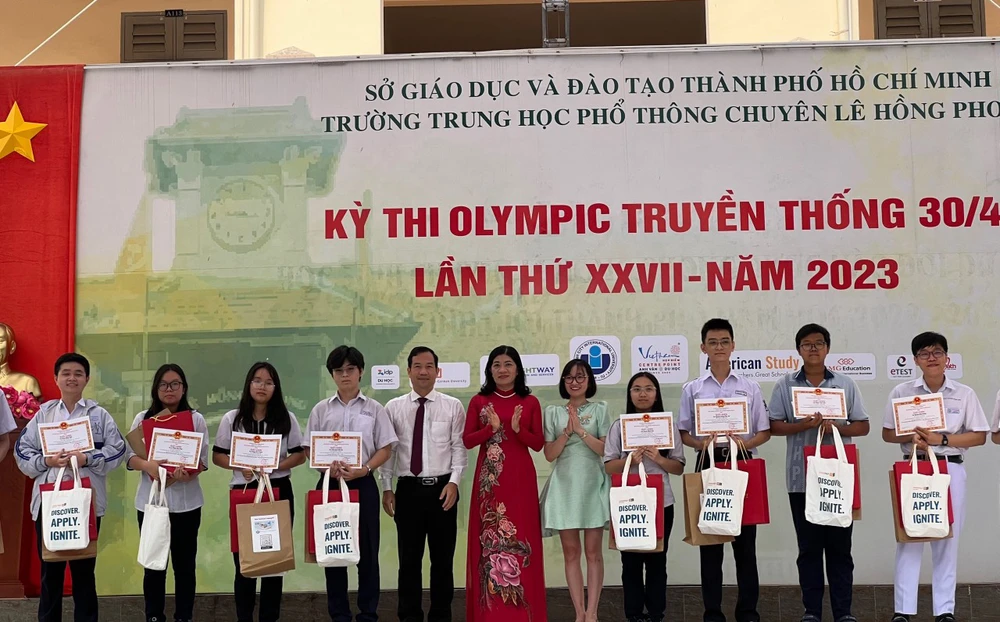 Học sinh Đắk Lắk nhận giải tại kỳ thi Olympic. Ảnh: TT