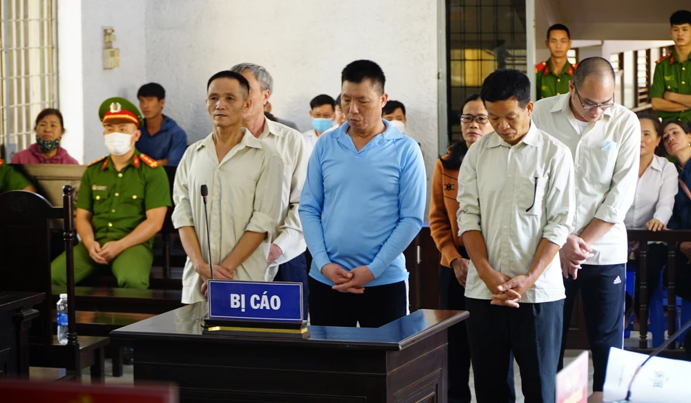 Sáu bị cáo tại phiên tòa sơ thẩm. Ảnh: VŨ LONG