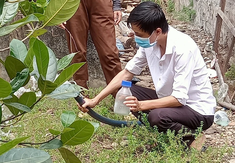 Ngành y tế tỉnh Đắk Nông kiểm tra khu vực có người bị mắc bệnh Whitmore. Ảnh: BT Ngành y tế tỉnh Đắk Nông kiểm tra khu vực có người bị mắc bệnh Whitmore. Ảnh: BT