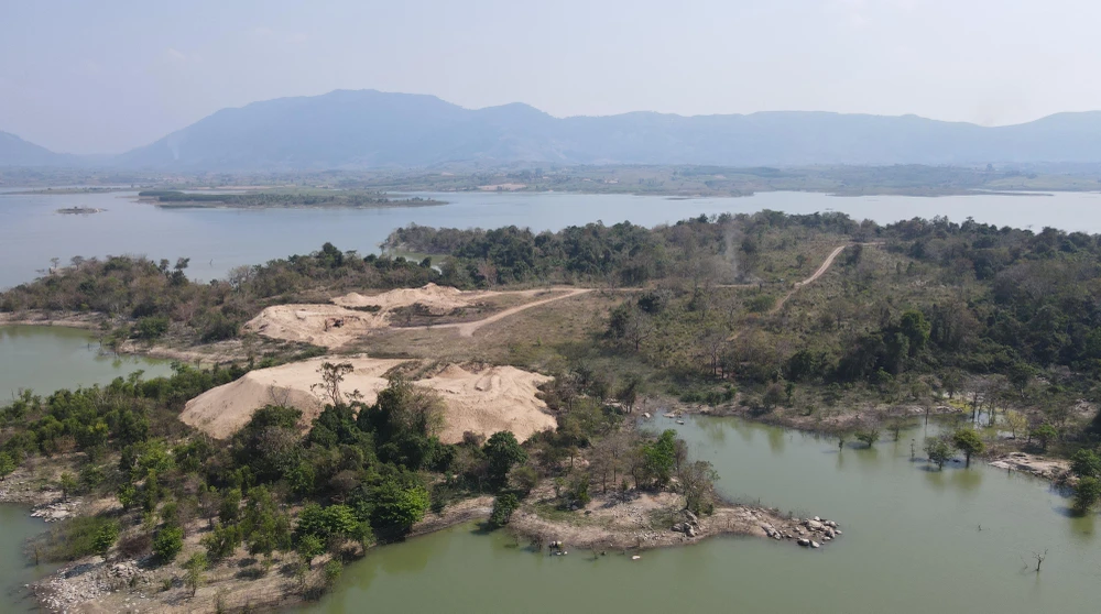 Bãi tập kết cát trái phép trong Khu bảo tồn thiên nhiên Ea Sô. Ảnh: VŨ LONG