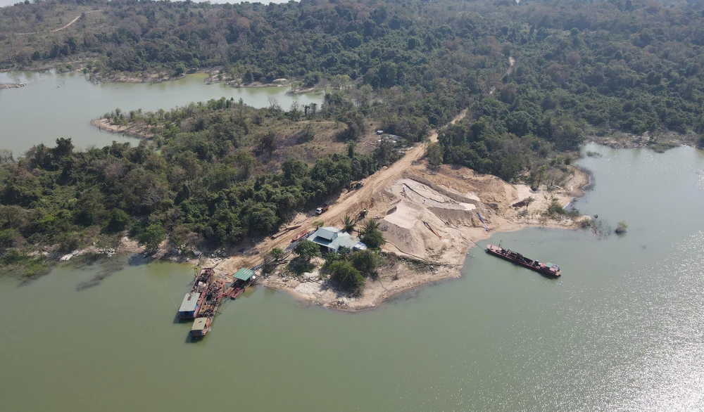 Phương tiện hút cát tại hồ thủy điện Krông H'năng. Ảnh: VŨ LONG