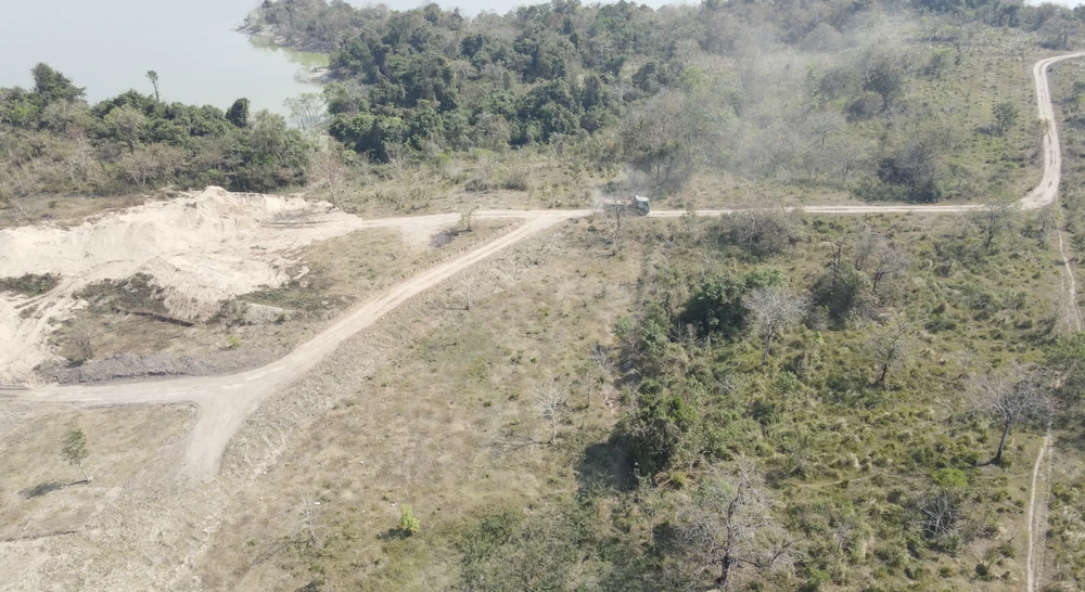 Công ty CP quốc tế Sông Hồng vận chuyển cát trong Khu bảo tồn thiên nhiên Ea Sô. Ảnh: VŨ LONG