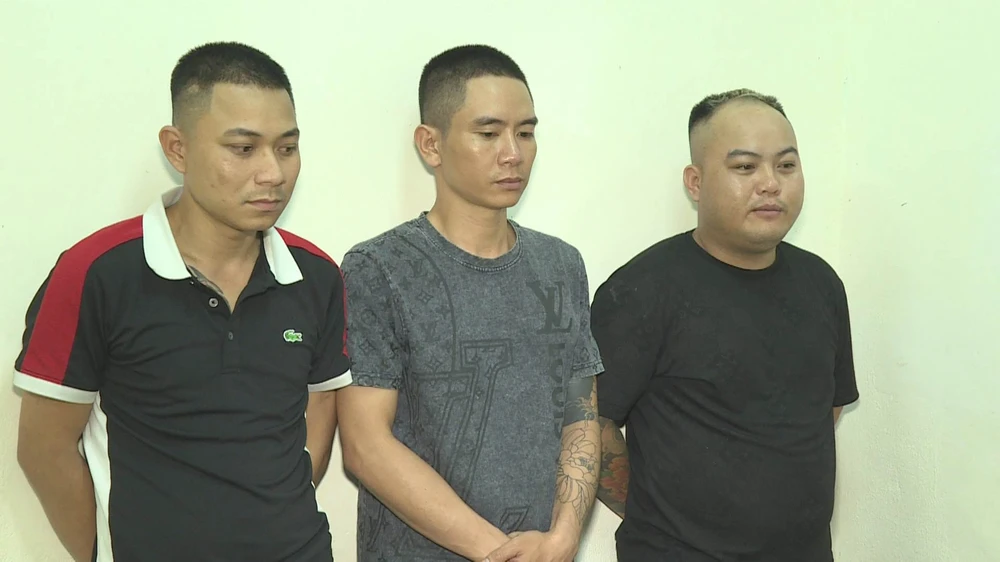 Nhóm cho vay nặng lãi tại cơ quan công an. Ảnh: SĐ Nhóm cho vay nặng lãi tại cơ quan công an. Ảnh: SĐ