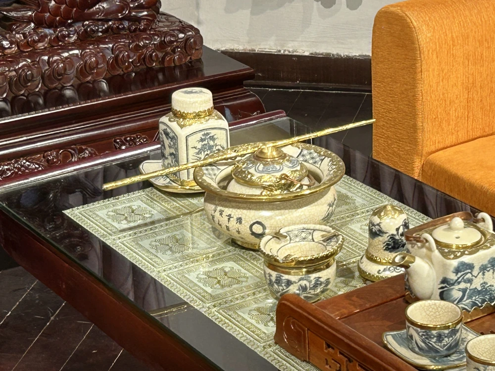 Ấm chén và các vật dụng của nhà vua. Ảnh: VŨ LONG