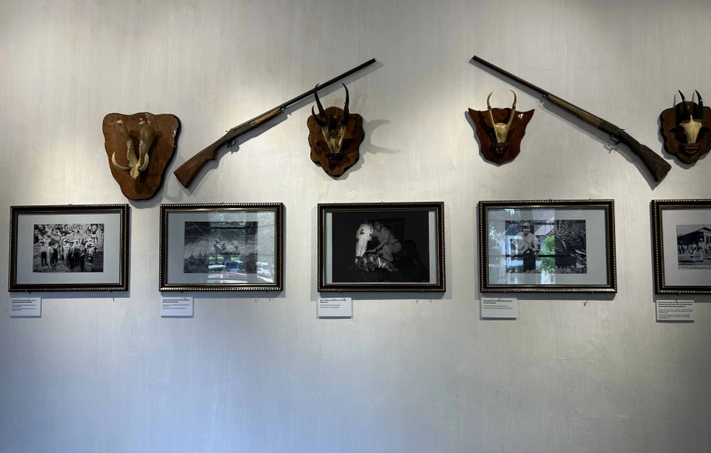 Dụng cụ săn bắn của nhà vua. Ảnh: VŨ LONG