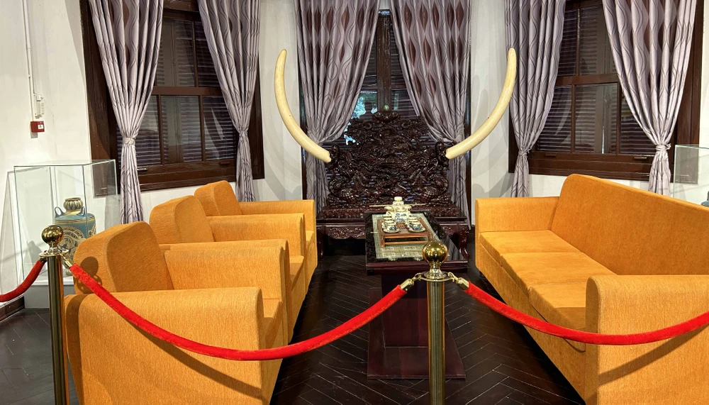 Phòng khách trong biệt điện. Ảnh: VŨ LONG