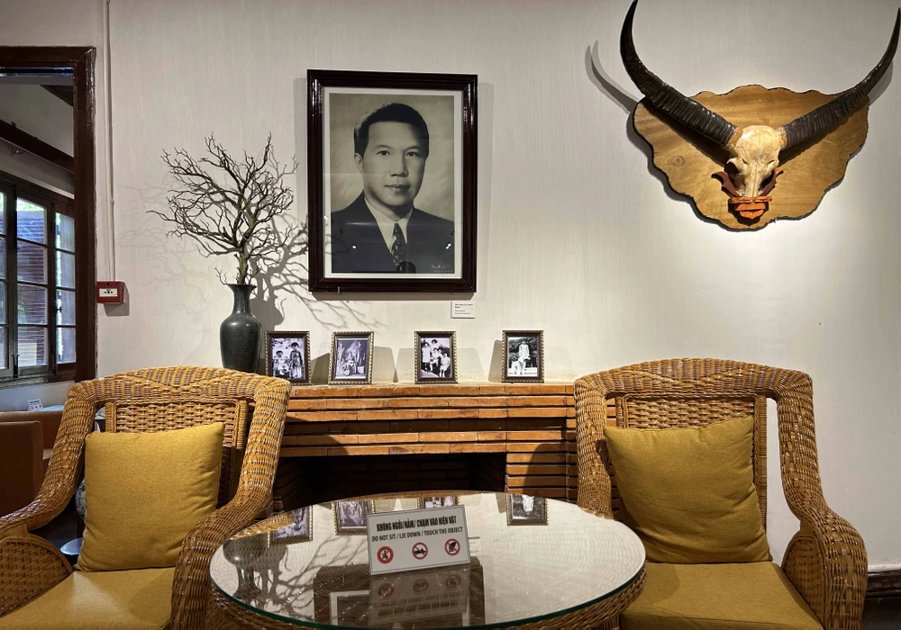 Ảnh chân dung vua Bảo Đại treo trong khu nghỉ dưỡng của nhà vua. Ảnh: VŨ LONG