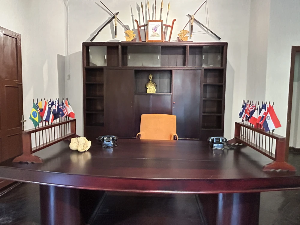 Bàn làm việc của vua Bảo Đại. Ảnh: VŨ LONG