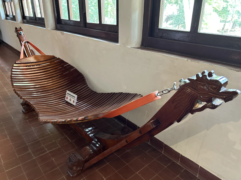Một chiếc võng nằm nghỉ của vua Bảo Đại. Ảnh: VŨ LONG