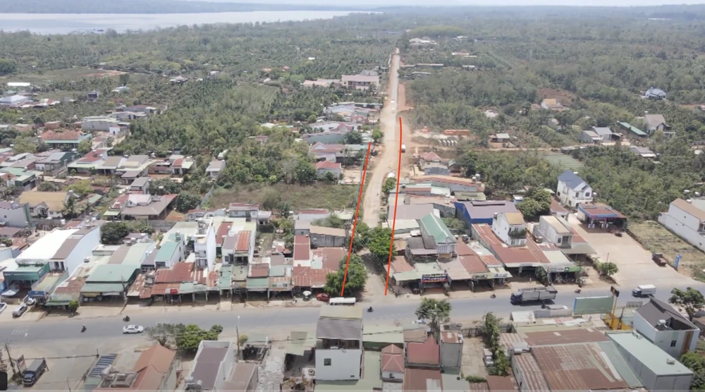 Dự án đường tránh đông TP Buôn Ma Thuột đi vào khu dân cư. Ảnh: VŨ LONG