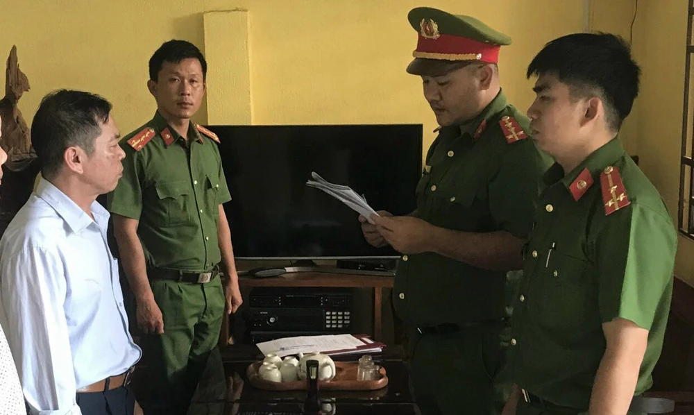 Cơ quan điều tra tống đạt các quyết định khởi tố bị can Lê Văn Anh