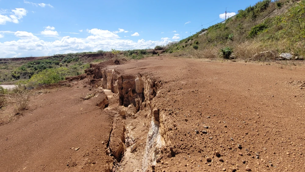 Sạt lở tại dự án khu công nghiệp Nhân Cơ Ảnh: VŨ LONG