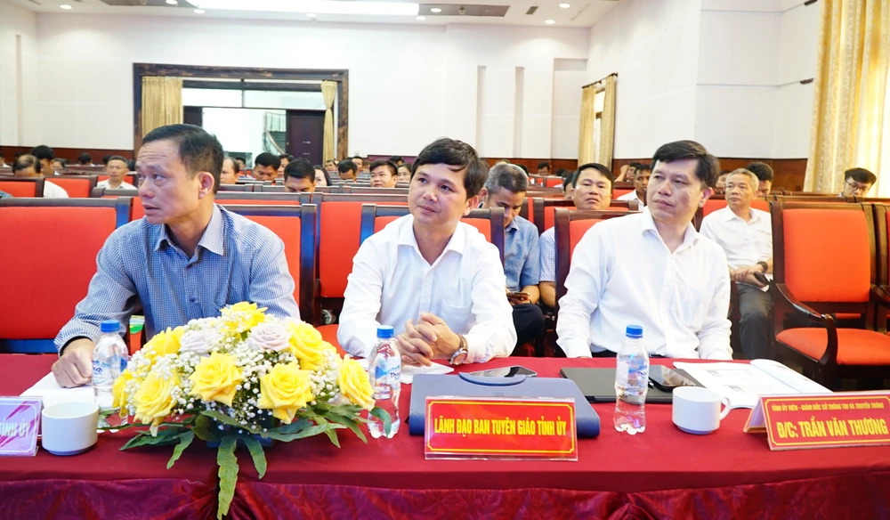 Lãnh đạo Ban Tuyên giáo Tỉnh ủy, Sở TT&amp;TT tỉnh Đắk Nông. Ảnh: VŨ LONG