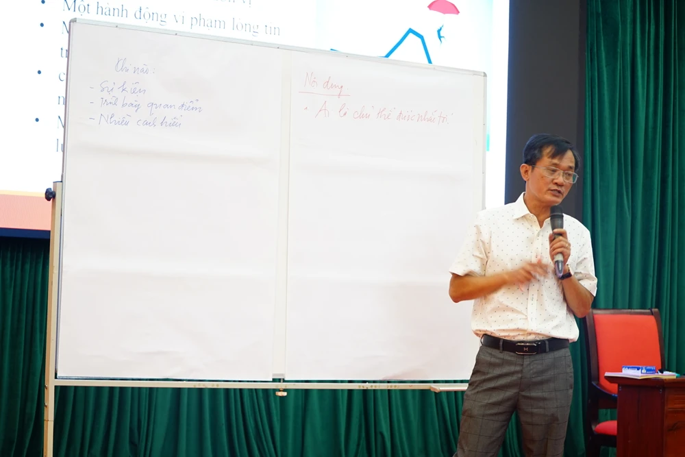 Nhà báo Nguyễn Đức Hiển nói về kỹ năng phát ngôn và cung cấp thông tin cho báo chí. Ảnh: VŨ LONG