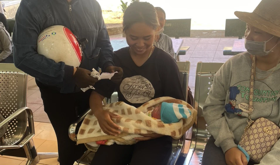 Người dân đưa bé trai đi sơ cứu. Ảnh: Người dân cung cấp