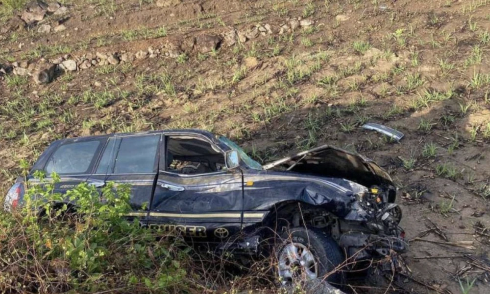 Chiếc ô tô bảy chỗ trong rẫy mía. Ảnh: AX