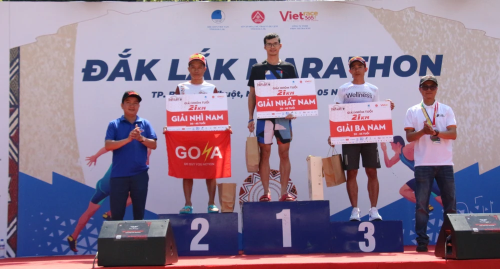 Trao giải cho các vận động viên nam. Ảnh: TĐ