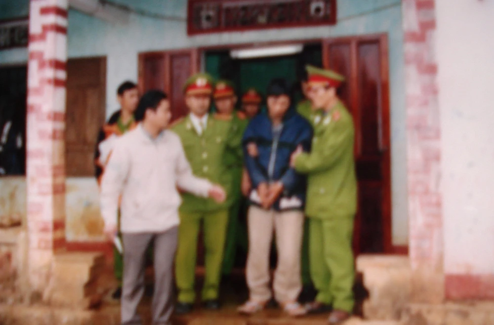 Cơ quan điều tra dẫn giải Tưởng Đăng Phước thực nghiệm hiện trường. Ảnh: HSVA