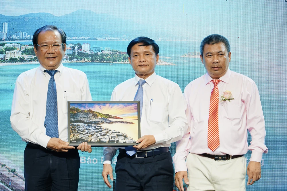 Lãnh đạo tỉnh Phú Yên tặng báo Pháp Luật TP.HCM bức tranh về danh thắng Gành đá đĩa ở tỉnh Phú Yên