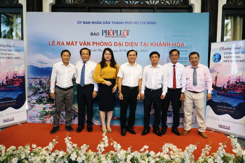 Khách mời chụp ảnh lưu niệm cùng lãnh đạo báo Pháp Luật TP.HCM