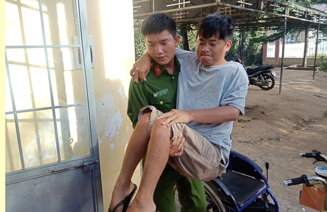 Một chiến sĩ công an giúp đỡ người khuyết tật làm CCCD. Ảnh: MQ