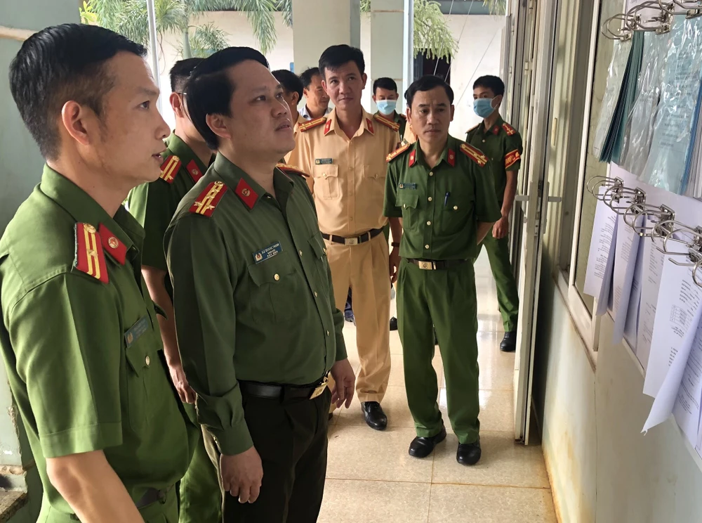 Đại tá Bùi Quang Thanh, Giám đốc Công an tỉnh Đắk Nông (thứ 2 từ trái qua) kiểm tra công tác thực hiện cấp CCCD. Ảnh: MQ