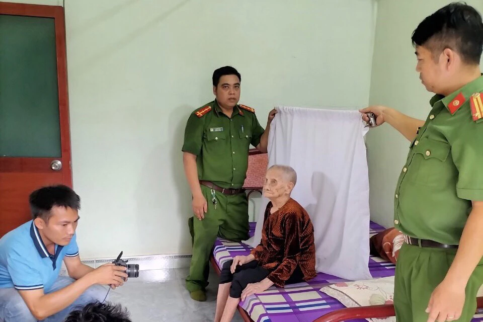 Làm CCCD tại nhà của người dân ở địa phương. Ảnh: MQ