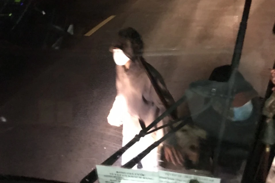 Một người trong nhóm bịt mặt tấn công xe khách đi đường. Ảnh: AX Một người trong nhóm bịt mặt tấn công xe khách đi đường. Ảnh: AX