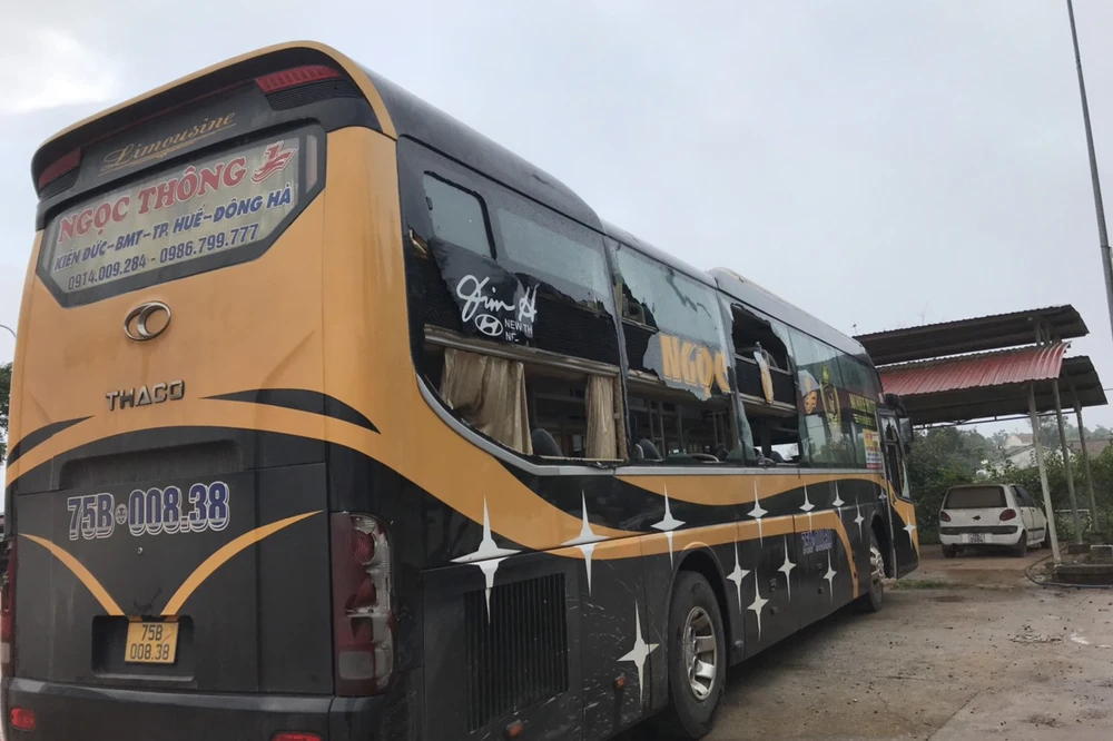 Xe khách bị tấn công làm vỡ kính nhiều nơi. Ảnh: AX Xe khách bị tấn công làm vỡ kính nhiều nơi. Ảnh: AX