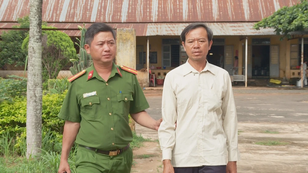 Dẫn giải Nguyễn Sỹ Khánh về cơ quan điều tra. Ảnh: SĐ