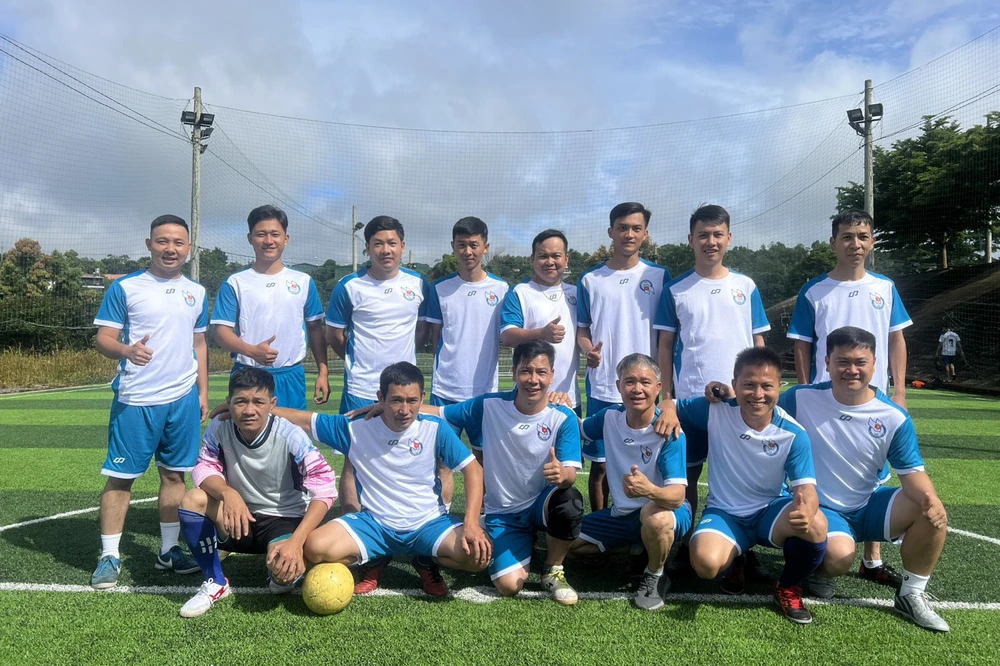 Các vận động viên chụp ảnh lưu niệm. Ảnh: TH