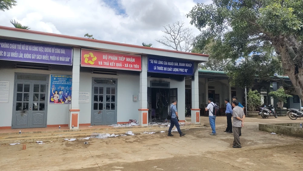 Hiện trường vụ tấn công trụ sở xã Ea Tiêu. Ảnh: LK