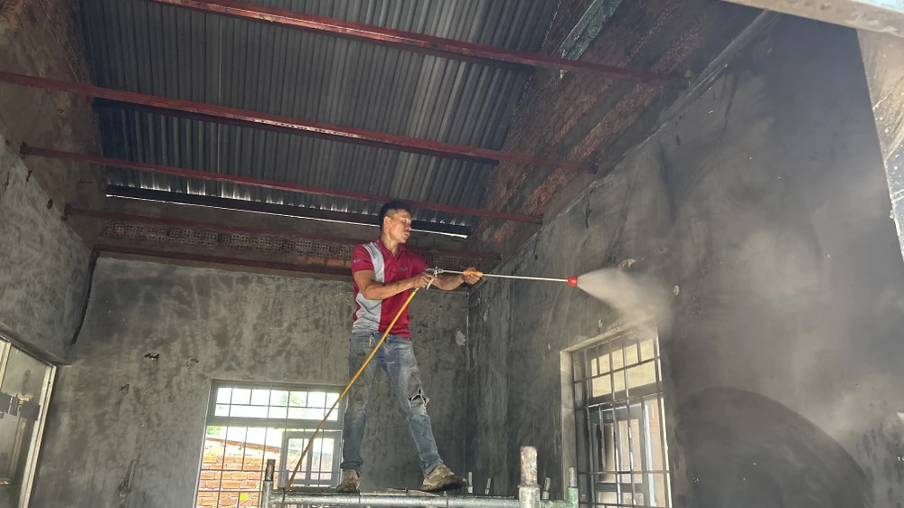 Đang vệ sinh bên trong bộ phận một cửa. Ảnh: VŨ LONG