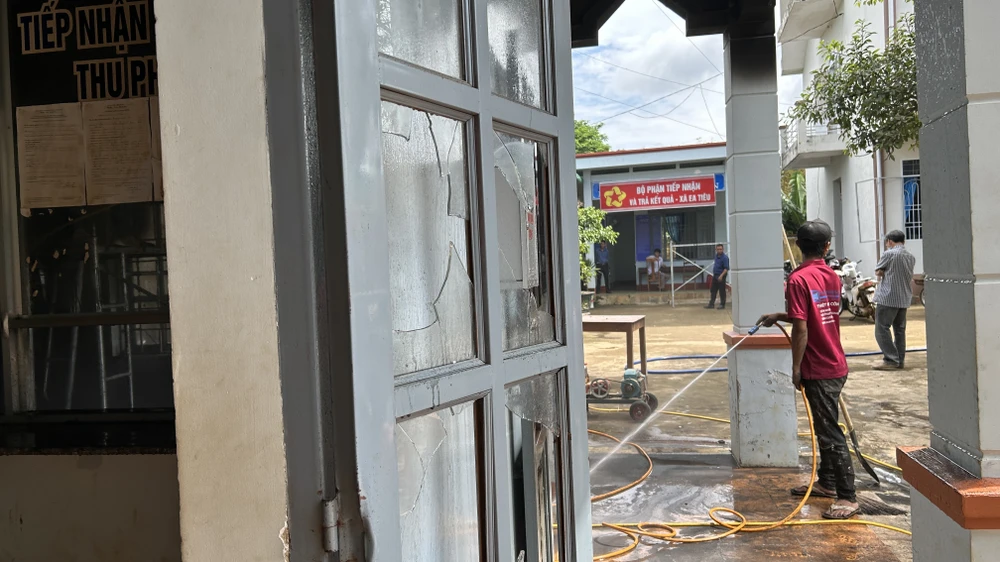 Hệ thống cửa ra vào bộ phận một cửa ở xã Ea Tiêu bị hỏng nặng. Ảnh: LÊ KIẾN