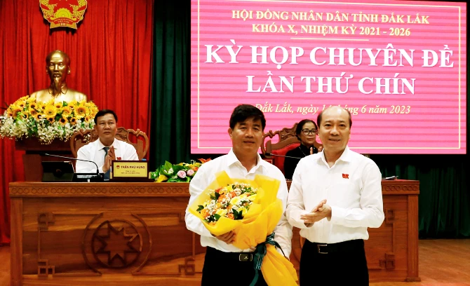 Ông Nguyễn Thiên Văn (bên trái). Ảnh: AX